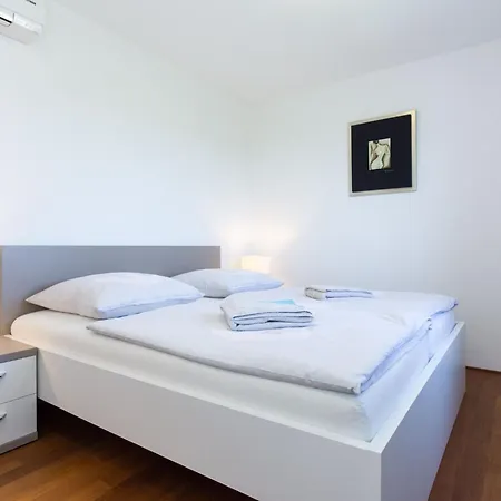 Niko 2 By Interhome Vantacici